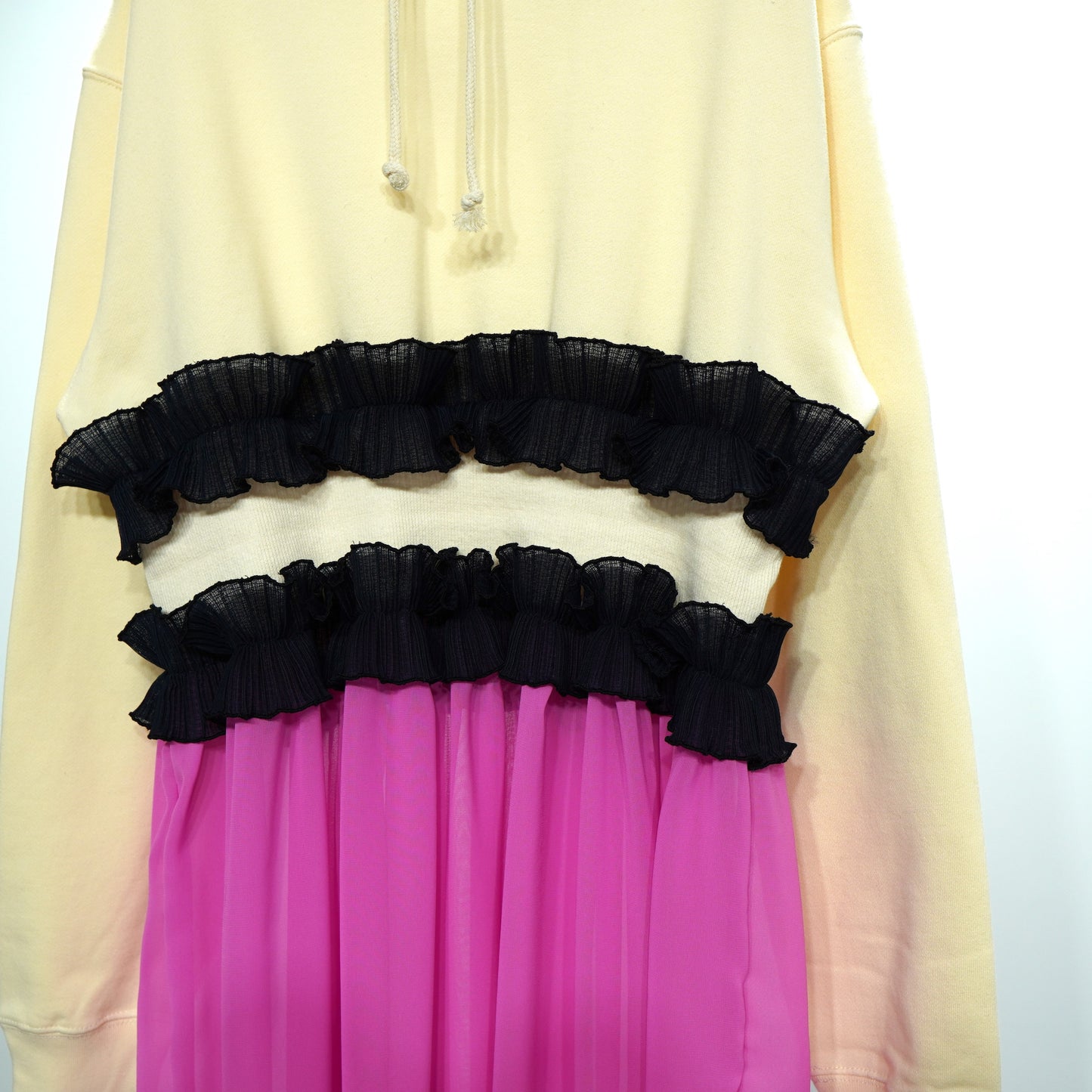 NON TOKYO / PLEATS FRILL HOODIE ONE-PIECE (WHITE×PINK) / 〈ノントーキョー〉プリーツフリルフーディーワンピース (ホワイト×ピンク)